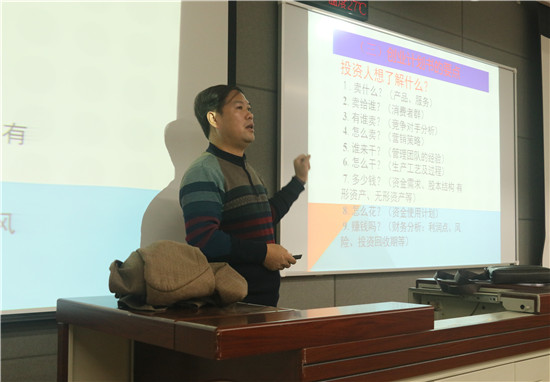 26a014d775194b2d8fd697f7ad191555.jpg 王兆华为学生进行赛前培训.jpg