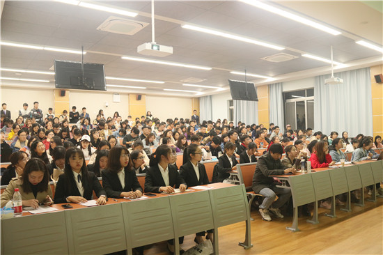 adfe117b49e846868e0a9a9e47674178.jpg 参会学生认真聆听.JPG