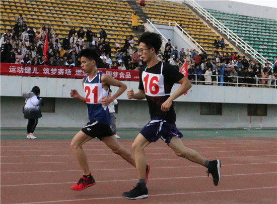 1448106fd5d043fe81f5dab8a4c9d758.jpg 比赛过程中参赛选手奋力奔跑.jpg