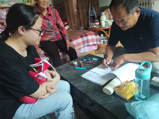 37f99ae1ebce40db8d29c445d76af1bf.jpg 杨屹正在与户主交谈.jpg