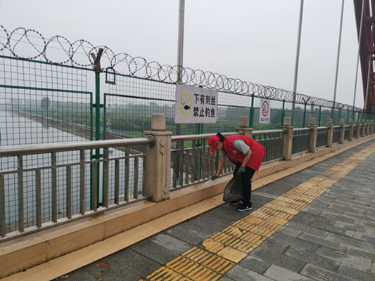 6dbba96880b7413cbf80723da2124ad5.jpg 调研学生清扫跨渠大桥_副本.jpg