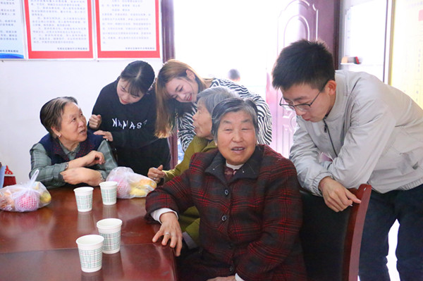 2d2024a85b054256be9344e990975642.jpg 志愿者陪老人聊天_副本.jpg