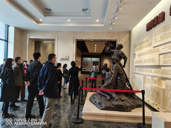 33d1ad36b68441bb932e7f7d316e1f85.jpg 参观纪念馆1.jpg