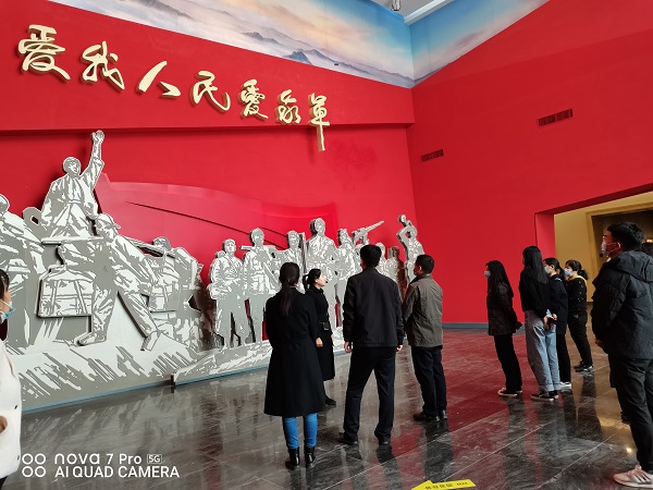 670a335a611b4b26a3827e0d22059490.jpg 参观纪念馆.jpg