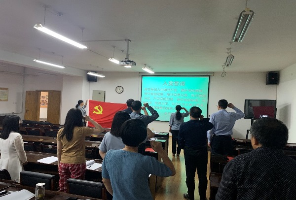 5fa881385bc7468bb8ef62f984305579.jpg 重温入党誓词.jpg